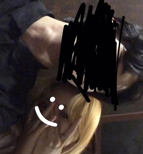又一个房子塌了twice成员疑似恋爱,佩戴情侣戒指情侣帽