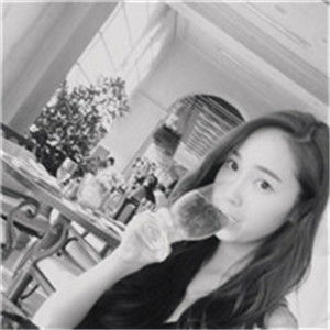 伤感头像女生冷淡喝酒痛苦的女生样子也是比较拽的