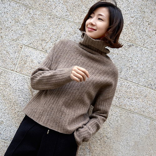 中年女人拒当黄脸婆,大衣和针织衫这样搭配,还你高贵优雅女人味