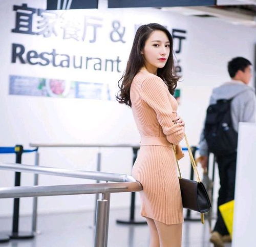 街拍一条连衣裙宛如仙女下凡,很有气质的小姐姐
