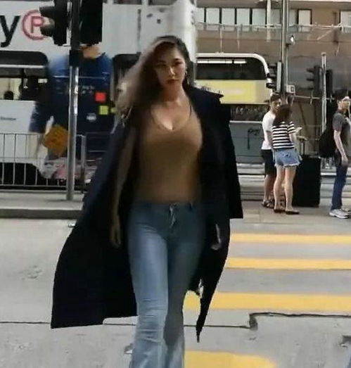街拍纹身美女看起来别有一番风味,霸气十足