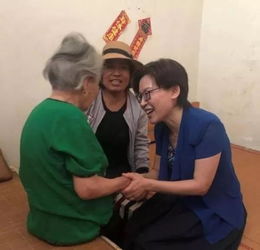悠悠关怀情满中秋市妇联走访慰问贫困户
