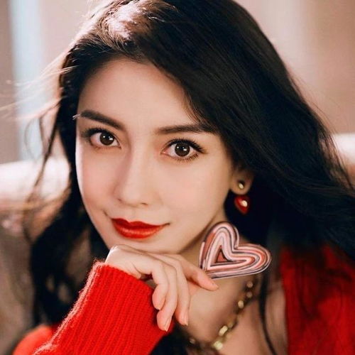 baby穿土褐色连衣裙云看秀,车厘子红唇妆,演绎港风复古风情
