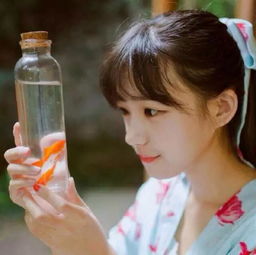 女生俏皮可爱带字头像