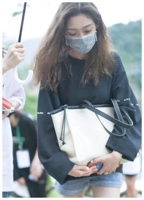 硬糖少女希林综艺生图戴墨镜御姐范儿十足,美到可以当手机壁纸