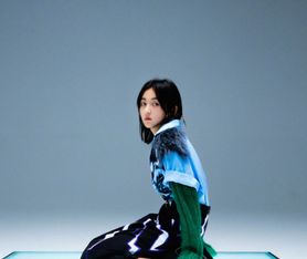 本以为张子枫素颜够美了,直到看见她化大浓妆,秒变禁欲系少女