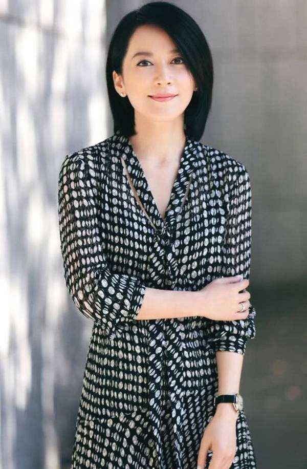 上了年纪的女人,穿裙子多穿黑白高级色,看俞飞鸿知道了