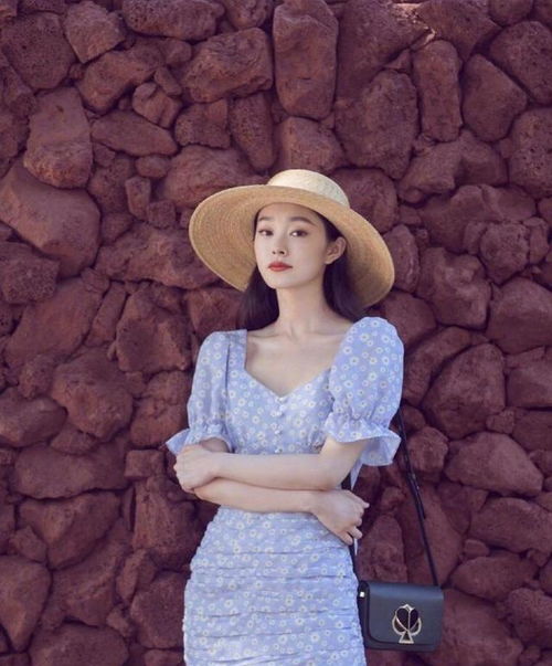 宋轶甜美气息惹人爱,小雏菊连衣裙裙摆摇曳,少女感仙气都有了