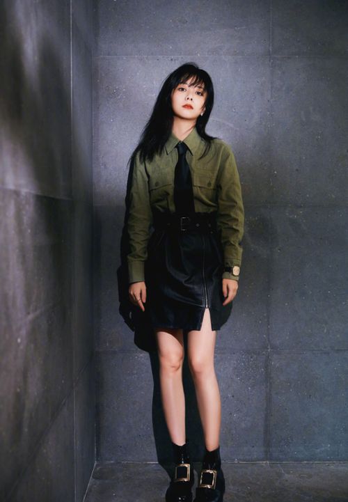 谭松韵穿慵懒熟女风,衬衫不系扣子气质妩媚,每一个眼神都很撩人