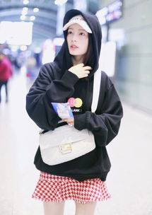 李沁终于不低调了,穿小粉裙秀长腿,28岁穿成了18岁