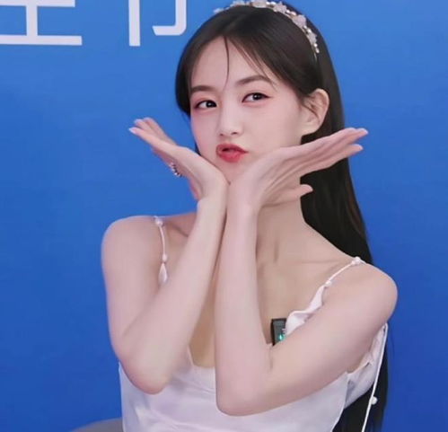 33岁绝色美女李一桐直播秒杀所有科技网红