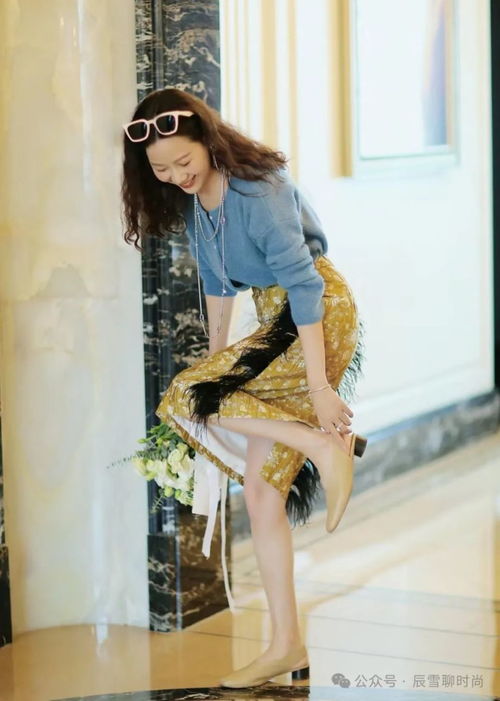 40女人穿碎花裙,如何既能展现年轻浪漫,又能散发活力与自信