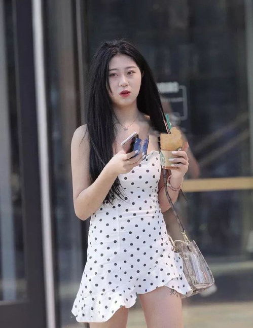 炎炎夏日,气质女生选一条修身波点连衣裙,清新简约美出优雅感