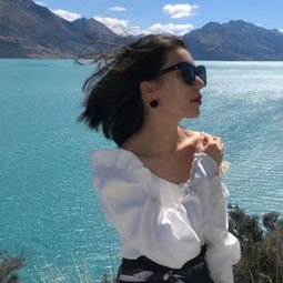 海边玩耍的女生高清图片