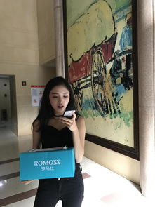 美女网红开特斯拉送货这个双十一罗马仕玩的溜