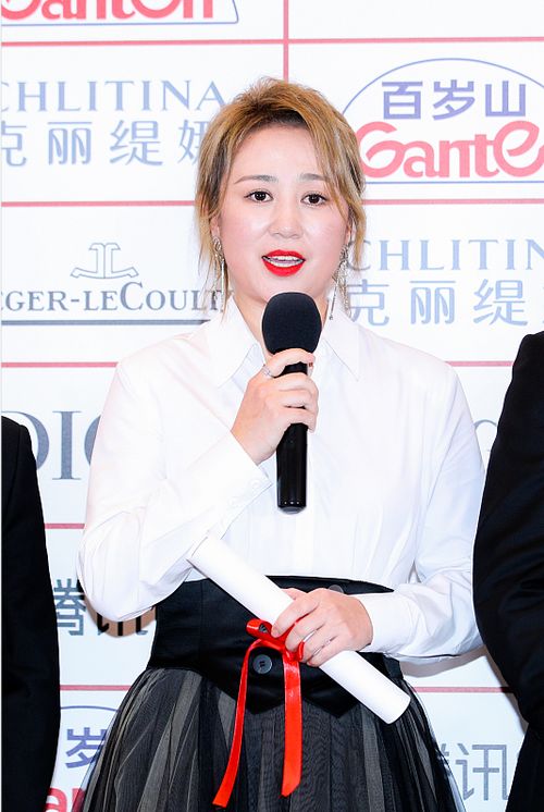 胖了的马丽虽然腰不是很细,但是穿搭真霸气,黑白配好有女人味