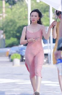 紧身打底裤美女,展现柔美的线条感,街头一道美丽风景线