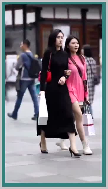 黑色连衣裙美女,和闺蜜逛街,很高冷这气场简直了