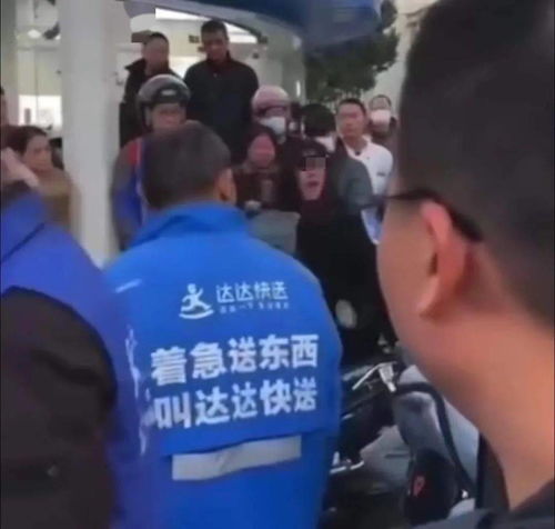 当街暴打母亲的15岁少女,竟然全网都在同情她
