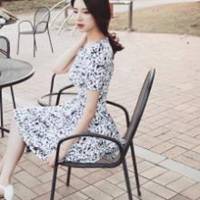 侧身坐椅子微信女生头像微信头像图片大全