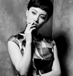 找拽一点的头像,比如说女的抽根烟的,一定要是女女头像啊