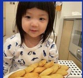 甘比12岁女儿秀桦正式进入社交圈,晒正面照做慈善散发少女味