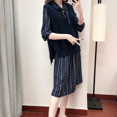 时尚修身的裙装,甜美清新,流露出女性柔美气质