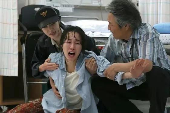 二女共侍一夫,大老婆陪3天,小老婆陪4天,大老婆一怒之下打丈夫