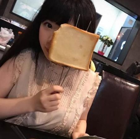 福原爱生下二胎之后变化大,身材更加丰盈,吃烤肉撸串