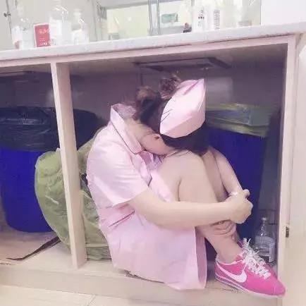幽默趁老婆洗澡,我看了下她手机,发现了她和丈母娘的语音聊天