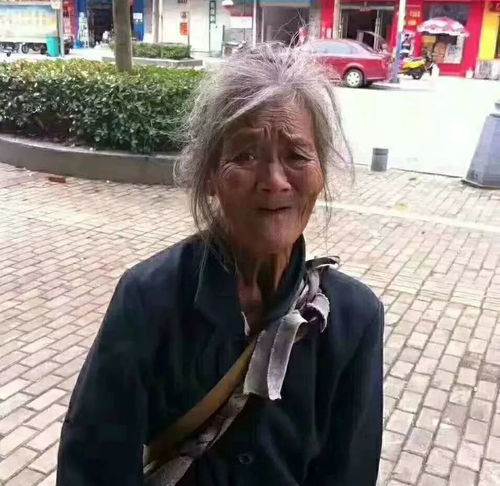 黄山街头一对母子相拥痛哭背后原因让人泪目......视频