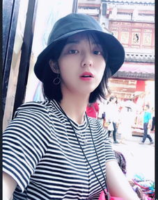 外星女生柴小七万鹏,不仅剧里呆萌可爱,剧外也是甜美小姐姐