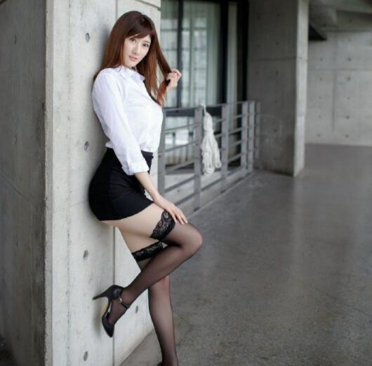街拍美女清澈甜美的时尚牛仔裤小姐姐