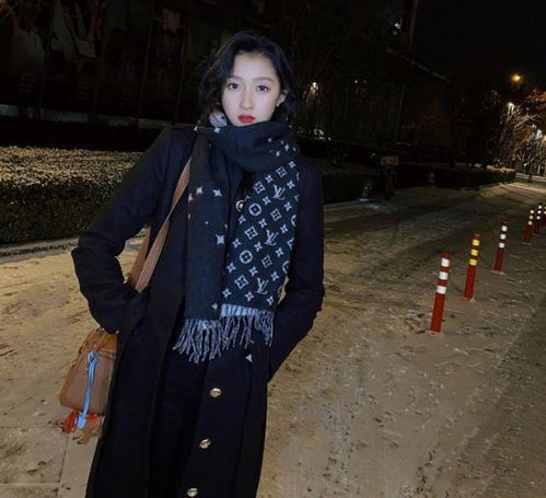 关晓彤穿凉鞋露美腿在雪中漫步,冻到脚抽筋儿,网友看着都冷