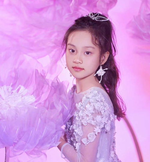 贾乃亮李小璐为女儿庆生,10岁甜馨公主范十足,与爸爸亲密相拥