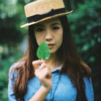 求qq头像,穿蓝衣的女生,抱膝侧脸