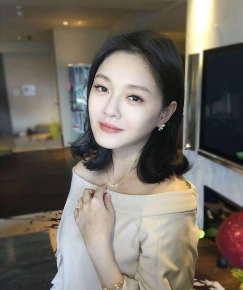 大s剪了短发好清纯,但身材明显发福,有中年大妈的感觉了