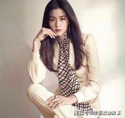 三十八岁的全智贤御姐范十足,黑色礼服优雅干练,轻松美出新高度