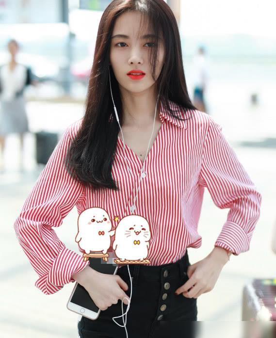 90后最美女老师走红,只因身材太好,侧脸还撞脸鞠婧祎