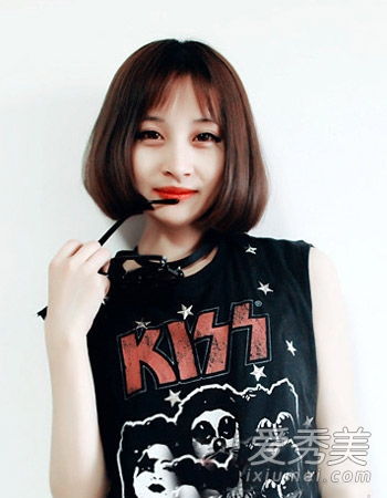 女孩短发和鲍勃的照片很受欢迎