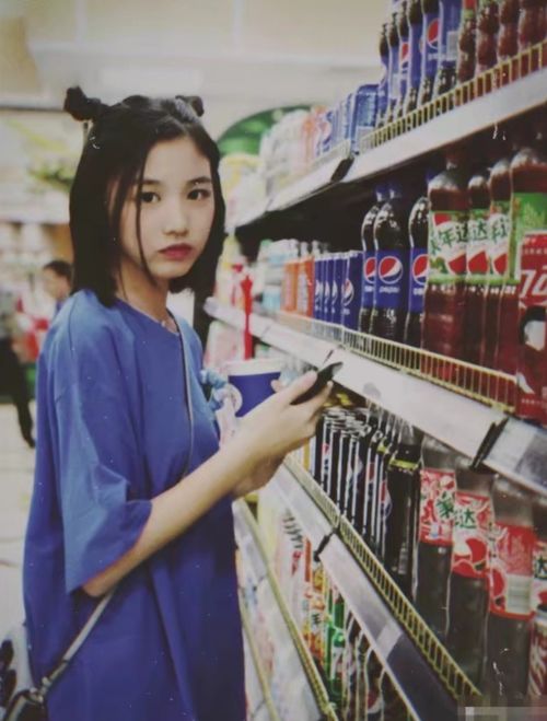 汪峰女儿小苹果对镜自拍,表情冷酷,神韵与生母葛荟婕太相似