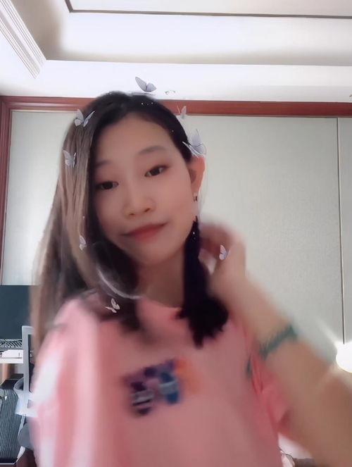 小沈阳女儿晒近照,打扮精致对镜头抛媚眼,穿上千块衣服引热议