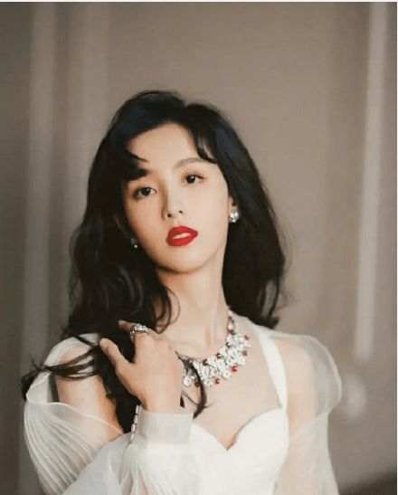 女星的港风造型傅菁集高冷明艳霸气性感于一体,杨超越显得高级