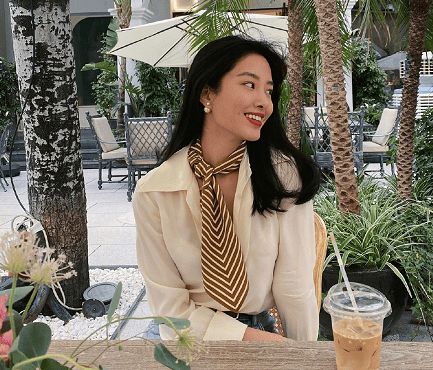 杨采钰像法国女郎,穿衬衫还要系丝巾,配合贝雷帽很显气质