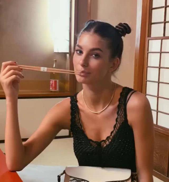 44岁莱昂纳多沙滩打排球,肚腩消失瘦好多,22岁女友腹肌更美