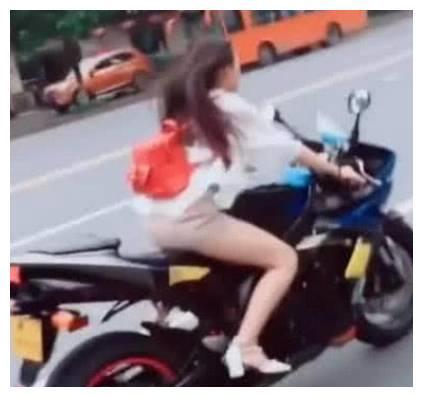 抖音出现机场女孩,当镜头照到她的下半身时,网友不淡定了
