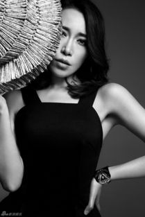 组图金池曝黑白写真魅惑眼神演绎冷都女
