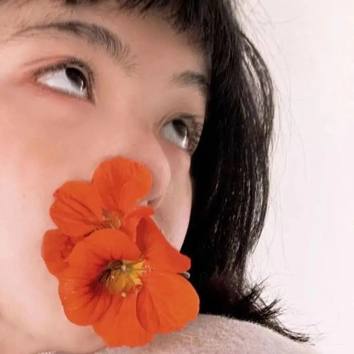 真人女生头像捧着花见面永远是件浪漫的事