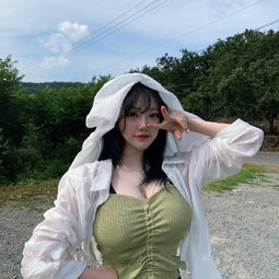 美女街拍穿搭时尚的小姐姐,个性的穿搭,性感十足