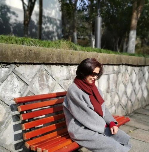 平底靴烟管裤才是四五十岁女人最美的穿搭,显瘦有气质